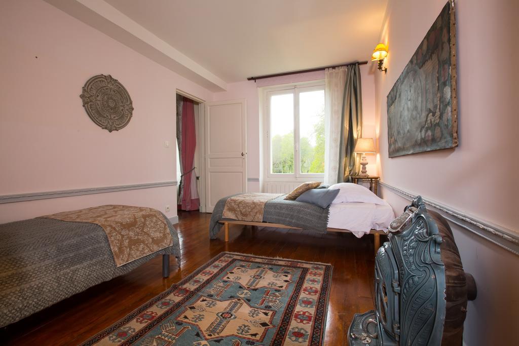 Chateau De La Madeleine Bed and Breakfast Pressagny-lʼOrgeuilleux Exteriör bild