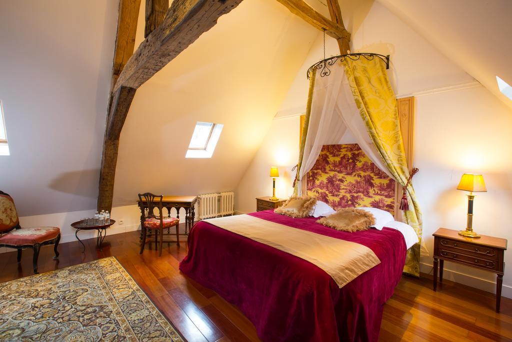 Chateau De La Madeleine Bed and Breakfast Pressagny-lʼOrgeuilleux Exteriör bild
