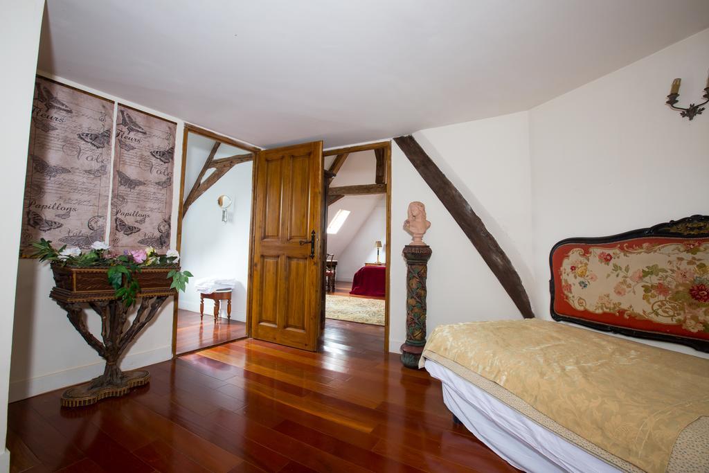 Chateau De La Madeleine Bed and Breakfast Pressagny-lʼOrgeuilleux Exteriör bild
