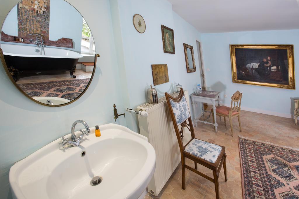 Chateau De La Madeleine Bed and Breakfast Pressagny-lʼOrgeuilleux Exteriör bild