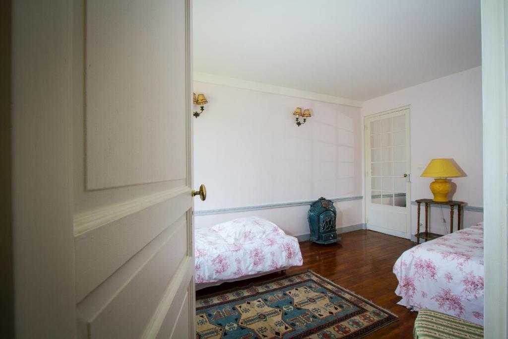 Chateau De La Madeleine Bed and Breakfast Pressagny-lʼOrgeuilleux Rum bild