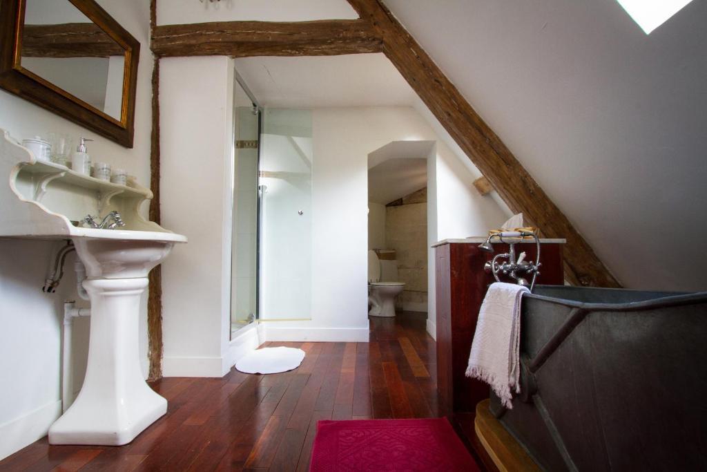 Chateau De La Madeleine Bed and Breakfast Pressagny-lʼOrgeuilleux Exteriör bild