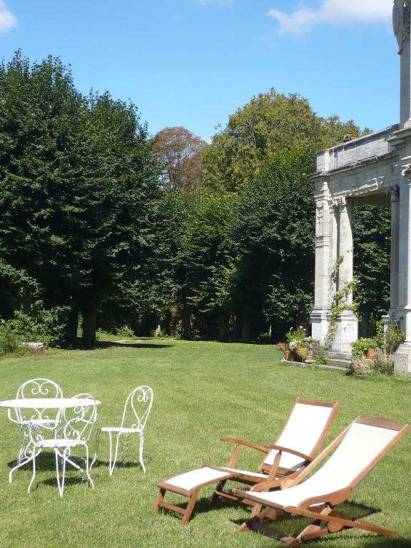Chateau De La Madeleine Bed and Breakfast Pressagny-lʼOrgeuilleux Exteriör bild