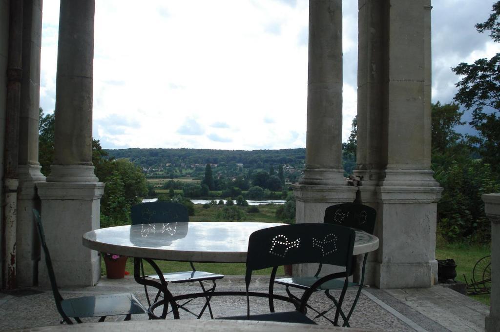 Chateau De La Madeleine Bed and Breakfast Pressagny-lʼOrgeuilleux Exteriör bild
